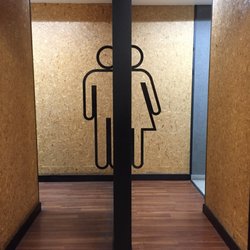 Smart Fit - El acceso al área de lockers está muy bien pensado, hace falta mayor espacio.