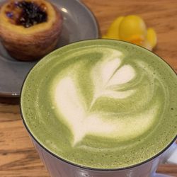 Żona Krawca - Matcha with oat milk, pastel de nata, and rubber ducky.