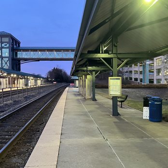 Woodbridge VRE Station - Waiting area, track 2 side. Pedestrian cross over bridge. - Train Stations Near Me - Woodbridge, Virginia Woodbridge VRE Station - Waiting area, track 2 side. Pedestrian cross over bridge. - Train Stations Near Me - Woodbridge, Virginia