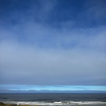 Yachats Inn - Another great bench you can enjoy from the properties lawn. - Hotels Near Me - Yachats, Oregon