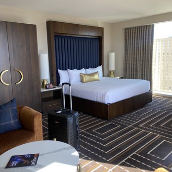 Circa - 25th Floor | King Studio, córner with stadium swim view - Casinos Near Me - Las Vegas, Nevada