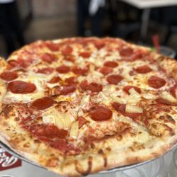 Rocco's Tavern - Deluxe Pie Pizza