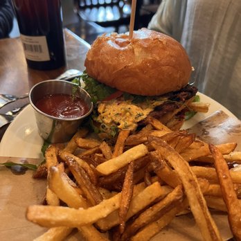 Branch and Barrel - Spicy Pimento Cheese Burger - Cocktail Bars Near Me - Alpharetta, Georgia