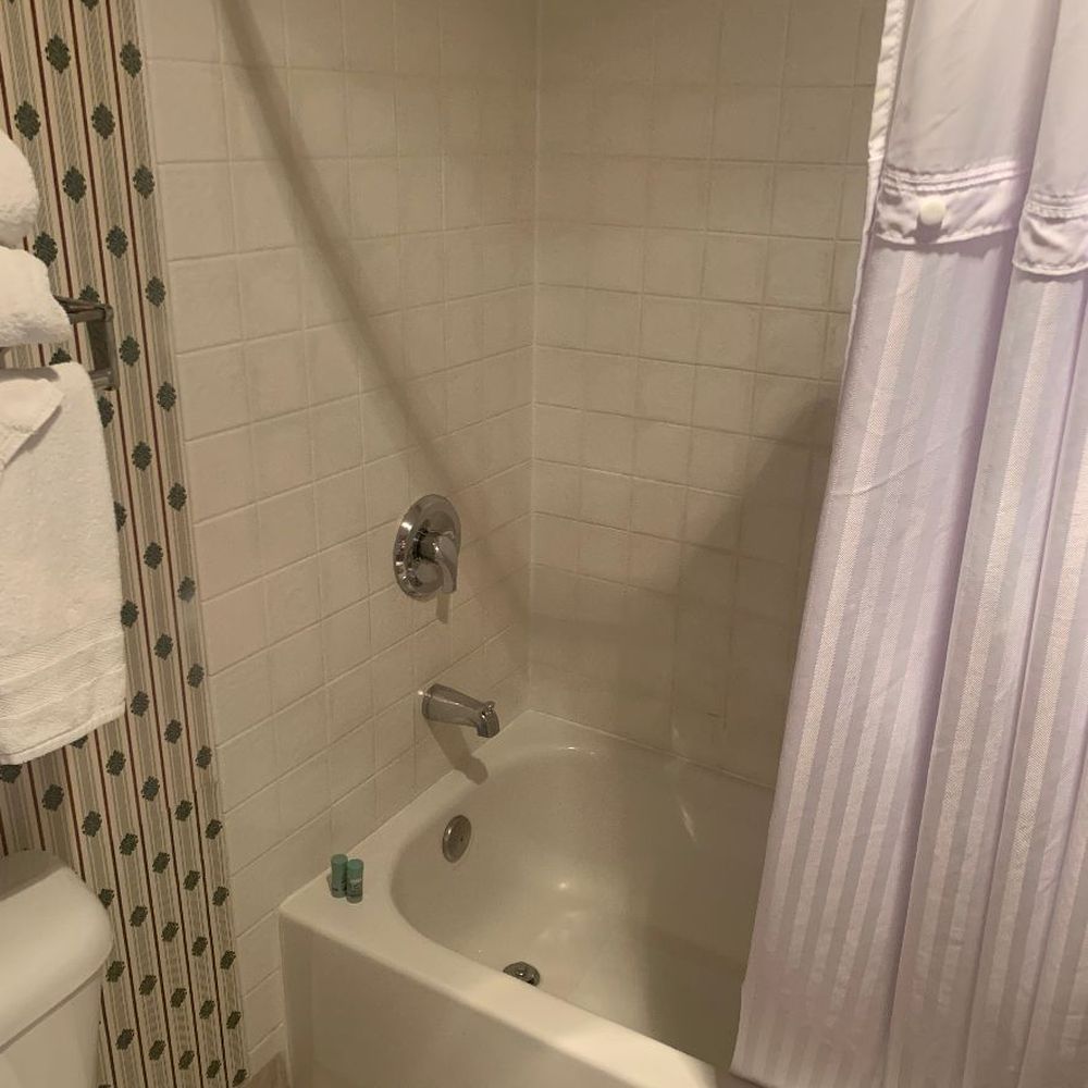 Evergreen Inn & Suites - Bath shower - Hotels Near Me - Monroe, Washington Evergreen Inn & Suites - Bath shower - Hotels Near Me - Monroe, Washington
