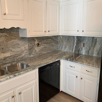Top Stone Design - Luxurious kitchen with full back splash - General Contractors Near Me - Richmond, Virginia Top Stone Design - Luxurious kitchen with full back splash - General Contractors Near Me - Richmond, Virginia