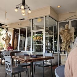 Ramsi's Cafe On The World