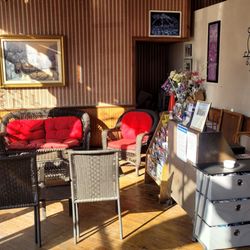 Smedleys Ice Cream Parlor - Cute area to sit and relax in