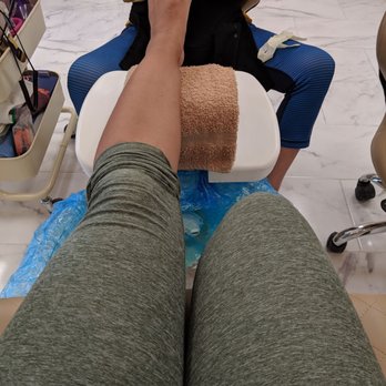 VS Nails & Spa - The middle part of the foot rest comes up, so fancy - Nail Salons Near Me - Fontana, California