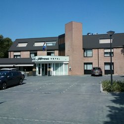 Hotel Arrows - Plenty of parking on site.