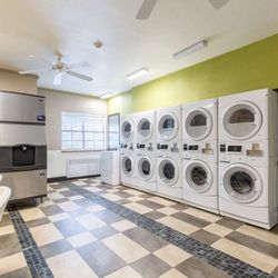 Studio 6 Motel - laundry