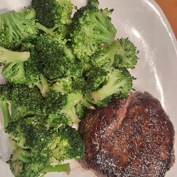 Outback Steakhouse - Filet mignon with broccoli - Steakhouses Near Me - Henderson, Nevada