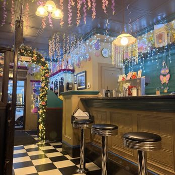 Munday's - So pretty! - American Near Me - Huntington, New York