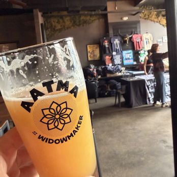 Widowmaker Taproom & Kitchen - Twin comet - Breweries Near Me - Boston, Massachusetts