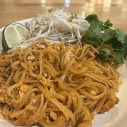 Mai's Deli - Chicken Pad Thai