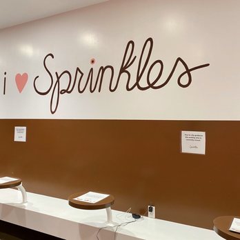 Sprinkles Tampa - Signs indicating enforcement of social distancing inside - Cupcakes Near Me - Tampa, Florida Sprinkles Tampa - Signs indicating enforcement of social distancing inside - Cupcakes Near Me - Tampa, Florida