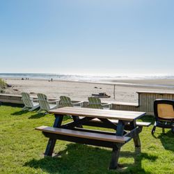 Schooner's Cove Inn - Oceanfront lawn with lounge chairs and picnic tables.