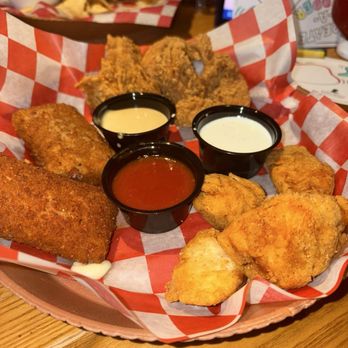 Chili's - Triple dipper: Mozza sticks, boneless chicken and chicken tenders - Bars Near Me - Cincinnati, Ohio