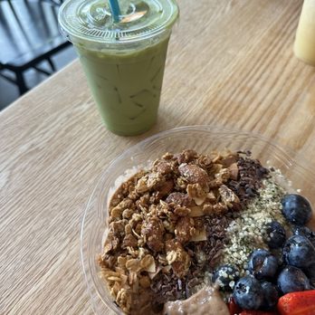Tomgirl Kitchen - matcha latte & peanut butter bowl! - Juice Bars & Smoothies Near Me - Stowe, Vermont Tomgirl Kitchen - matcha latte & peanut butter bowl! - Juice Bars & Smoothies Near Me - Stowe, Vermont