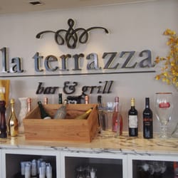 La Terrazza Bar & Grill - 餐廳以純白的環境怍修飾，使人有種美白而純真的感覺，陽光從窗外直射入到餐廳，使餐廳更覺舒適無比，也讓食客有種安然舒適的感覺。