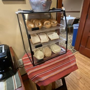 Larkspur Landing Campbell - Bread, bagel, muffin and waffle station with 4 toasters. - Hotels Near Me - Campbell, California