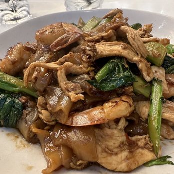 Sisters Thai - Pad See Ew with Beef and Shrimp - Thai Near Me - Alexandria, Virginia Sisters Thai - Pad See Ew with Beef and Shrimp - Thai Near Me - Alexandria, Virginia