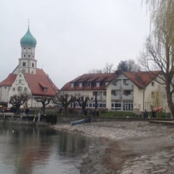 Neben der Kirche ...