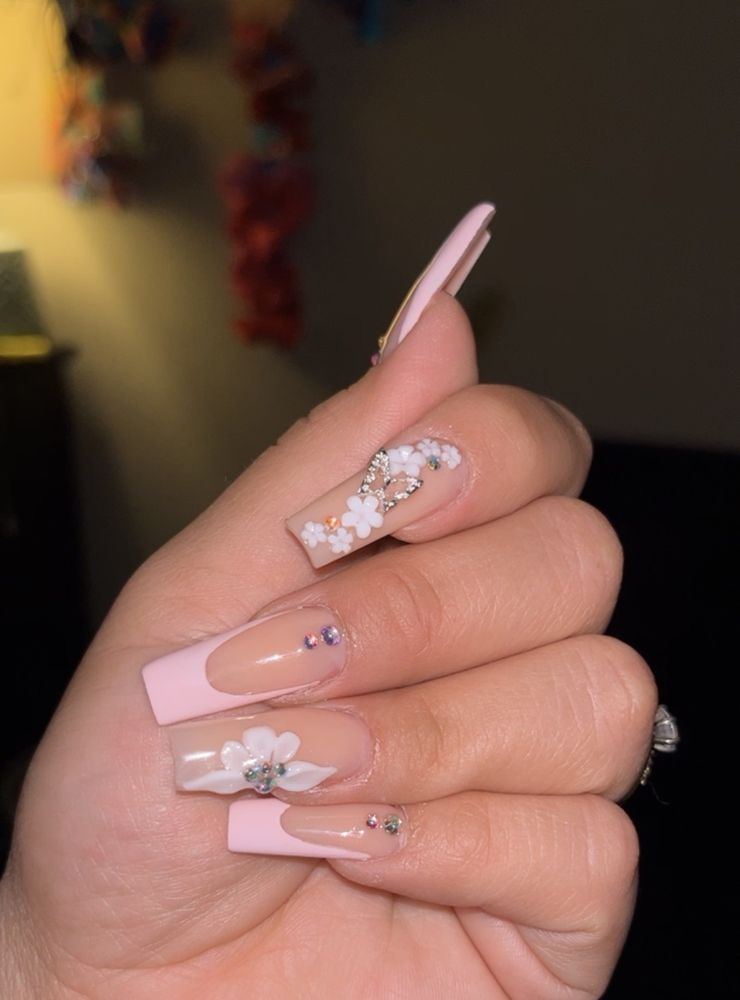 Mimi's Nail and Spa Logo