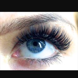 Create a bigger wide eye with Classic lashes mixed with Volume