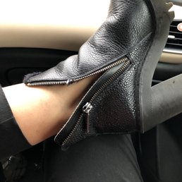 Broken zipper. Leather Dr.Martens Broken zipper. Leather Dr.Martens