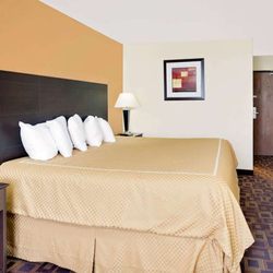 Super 8 by Wyndham Decorah - Guest room