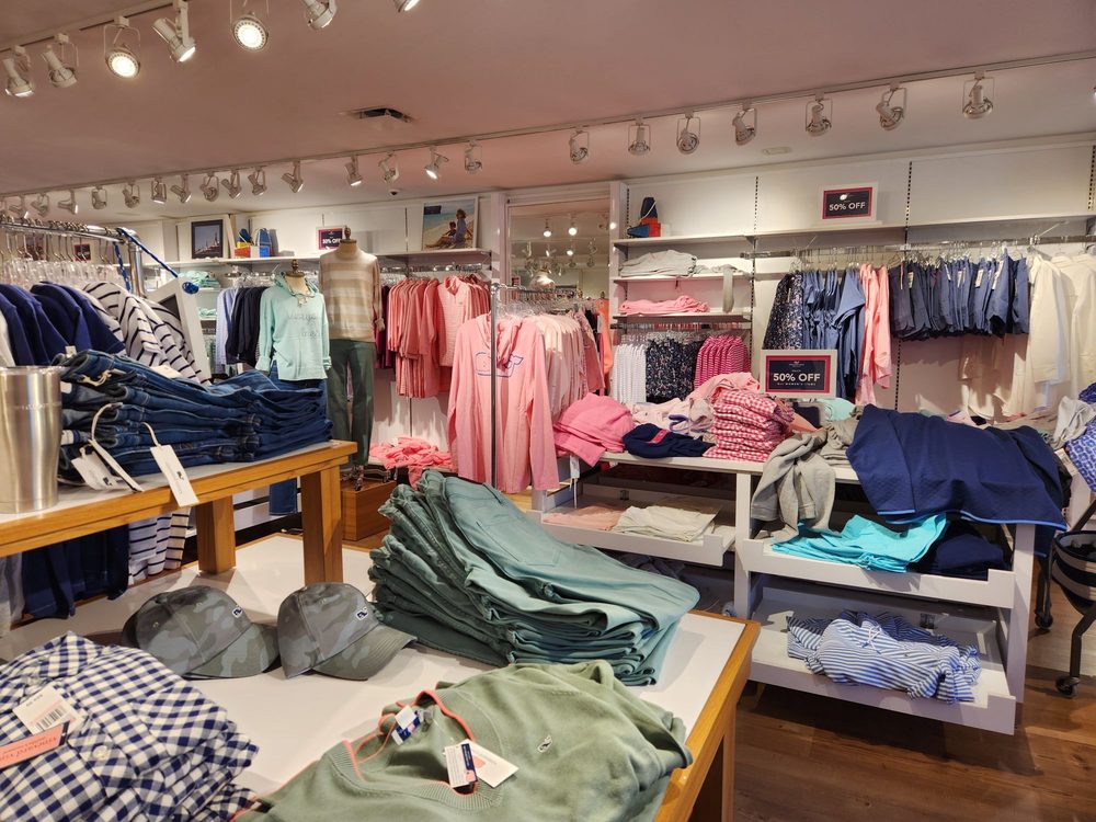 VINEYARD VINES Updated October 2024 58 Main St, Freeport, Maine