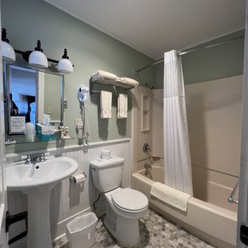 The Rangeley Inn & Tavern - Lovely bathroom! - Hotels Near Me - Rangeley, Maine The Rangeley Inn & Tavern - Lovely bathroom! - Hotels Near Me - Rangeley, Maine