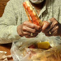Super Crab Juicy Seafood - Cutting the King Crab leg