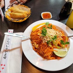 Chef Simon's Kitchen - Curry pad thai with chicken Veggie spring rolls