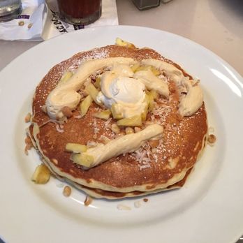 M.A.C. 24/7 - Short stack with "the Hawaiian" topping - American Near Me - Honolulu, Hawaii