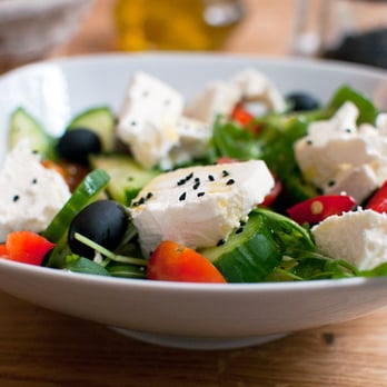 Kubek w Kubek Cafe - Sałatka grecka z czarnuszką - Cafes Near Me - Warsaw, MZ Kubek w Kubek Cafe - Sałatka grecka z czarnuszką - Cafes Near Me - Warsaw, MZ