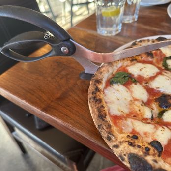Lampo - How the pizza arrives with the scissors - Italian Near Me - Charlottesville, Virginia