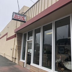 Grundman's Shoe Service - An unassuming front entry