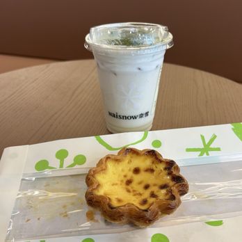 Naisnow Tea and Bakery - White Snow (Jasmine Tea + Organic Matcha topped with creamy cheese foam and matcha powder) and a caramel egg tart - Bubble Tea Near Me - Flushing, New York