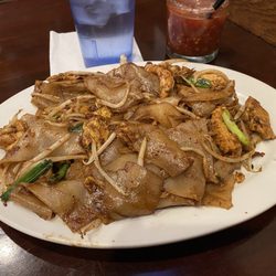 Pho Bistro - Chicken Pad Thai with broad noodle