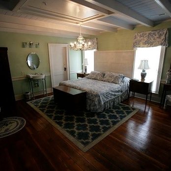 Shepard Inn - The Johnson room. Sleeps 2 guests, King bed. Private Bathroom with Stand Up Shower - Bed & Breakfast Near Me - Dandridge, Tennessee Shepard Inn - The Johnson room. Sleeps 2 guests, King bed. Private Bathroom with Stand Up Shower - Bed & Breakfast Near Me - Dandridge, Tennessee