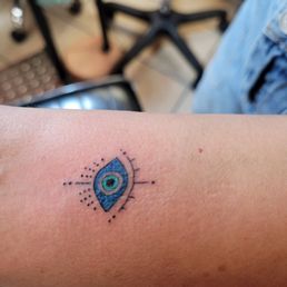 My friend's tattoo done today by Damon. She wanted one that was small. Love the color