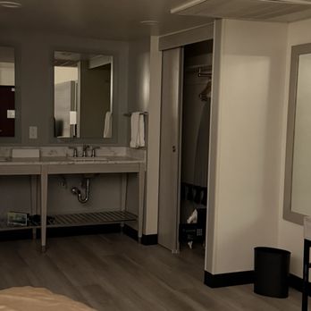 Ramada by Wyndham Burbank Airport - Hotels Near Me - Burbank, California Ramada by Wyndham Burbank Airport - Hotels Near Me - Burbank, California