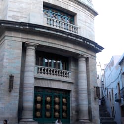 La explanadita del frente sirve a modo de parada de camión.