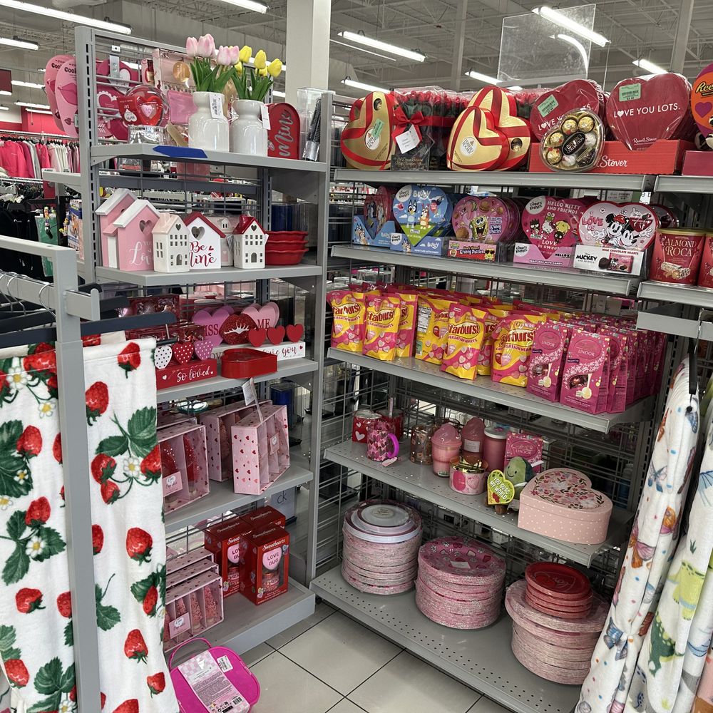 Burlington - clean and tidy display - Department Stores Near Me - Rochester Hills, Michigan