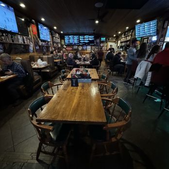 Hughie's - Setting and vibe - Vietnamese Near Me - Houston, Texas