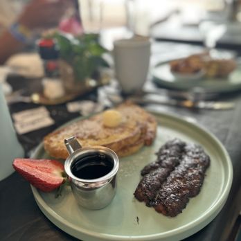 Winna’s Kitchen - French Toast and Sausage - Breakfast & Brunch Near Me - Myrtle Beach, South Carolina