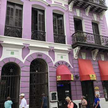 Viejo San Juan - Pattern of buildings that alternate between 3 windows and 2 windows. - Local Flavor Near Me Viejo San Juan - Pattern of buildings that alternate between 3 windows and 2 windows. - Local Flavor Near Me