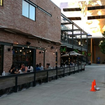 Moku Kitchen - Outside seating - Cocktail Bars Near Me - Honolulu, Hawaii