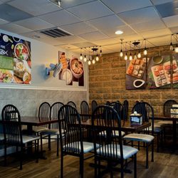 Oc Poke sushi teriyaki house - Indoor dining area
